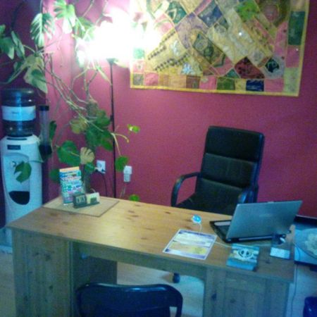 Escritorio de madera con pared morada Escritorio de madera con pared morada